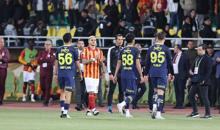 Spor yazarları Fenerbahçe'nin sahadan çekilmesini yorumladı: 'Türk futbol tarihine utanç sayfası olarak kaydedilecek'