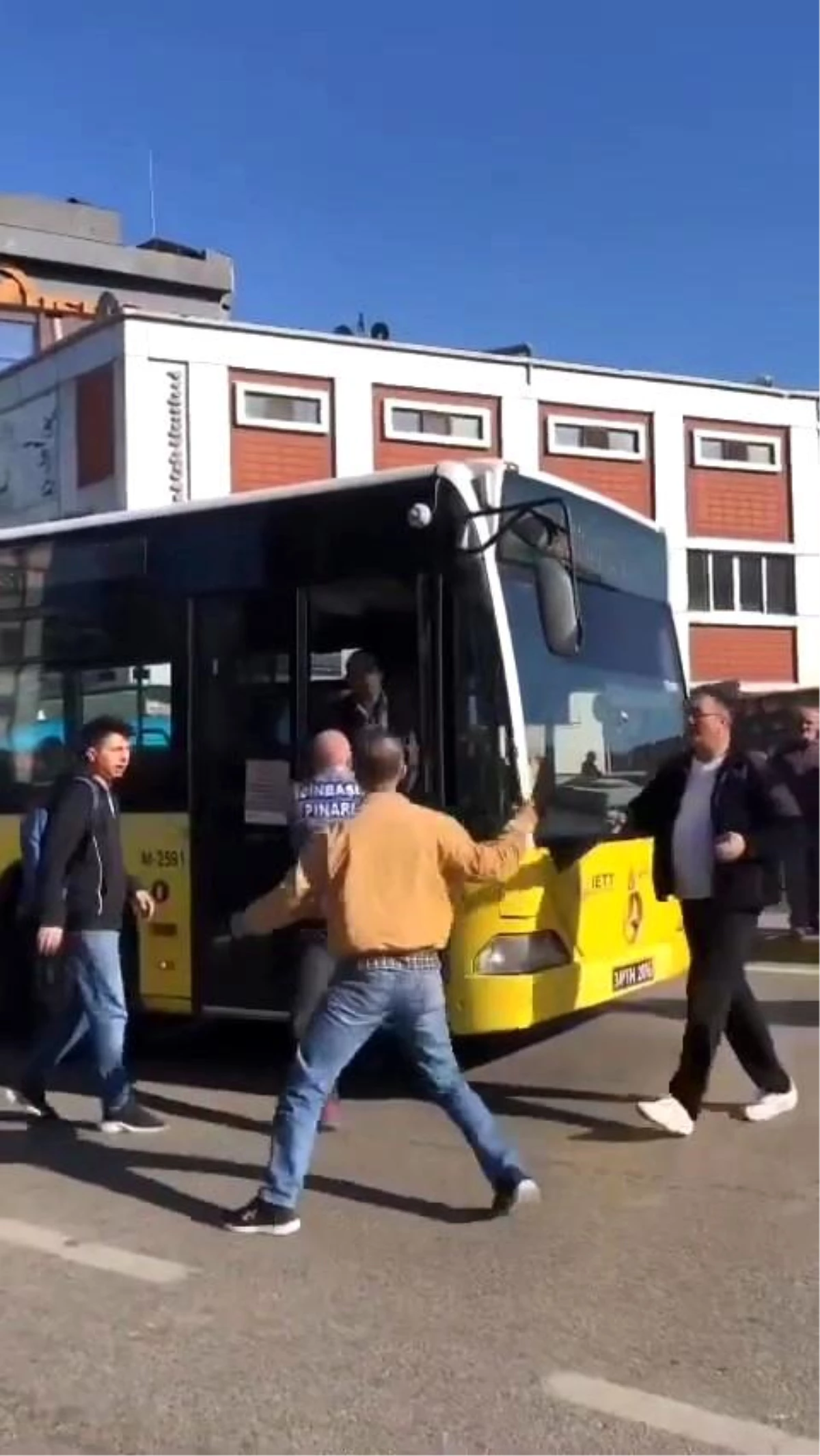 Ümraniye’de İETT otobüsü şoförüne levye ile saldırı