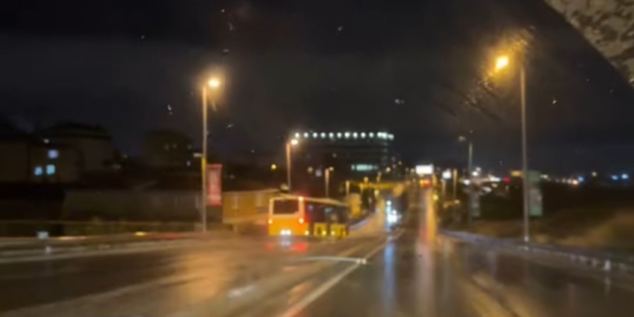 Motosikletli otobüsün altında kalmaktan son anda kurtuldu