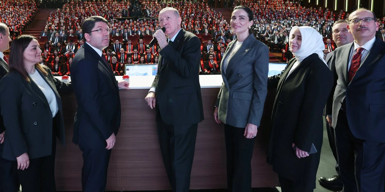 Bir ‘Tuhaf’ An: Özlem Zengin Kura Töreninde Yeğenini Erdoğan’la Tanıştırdı