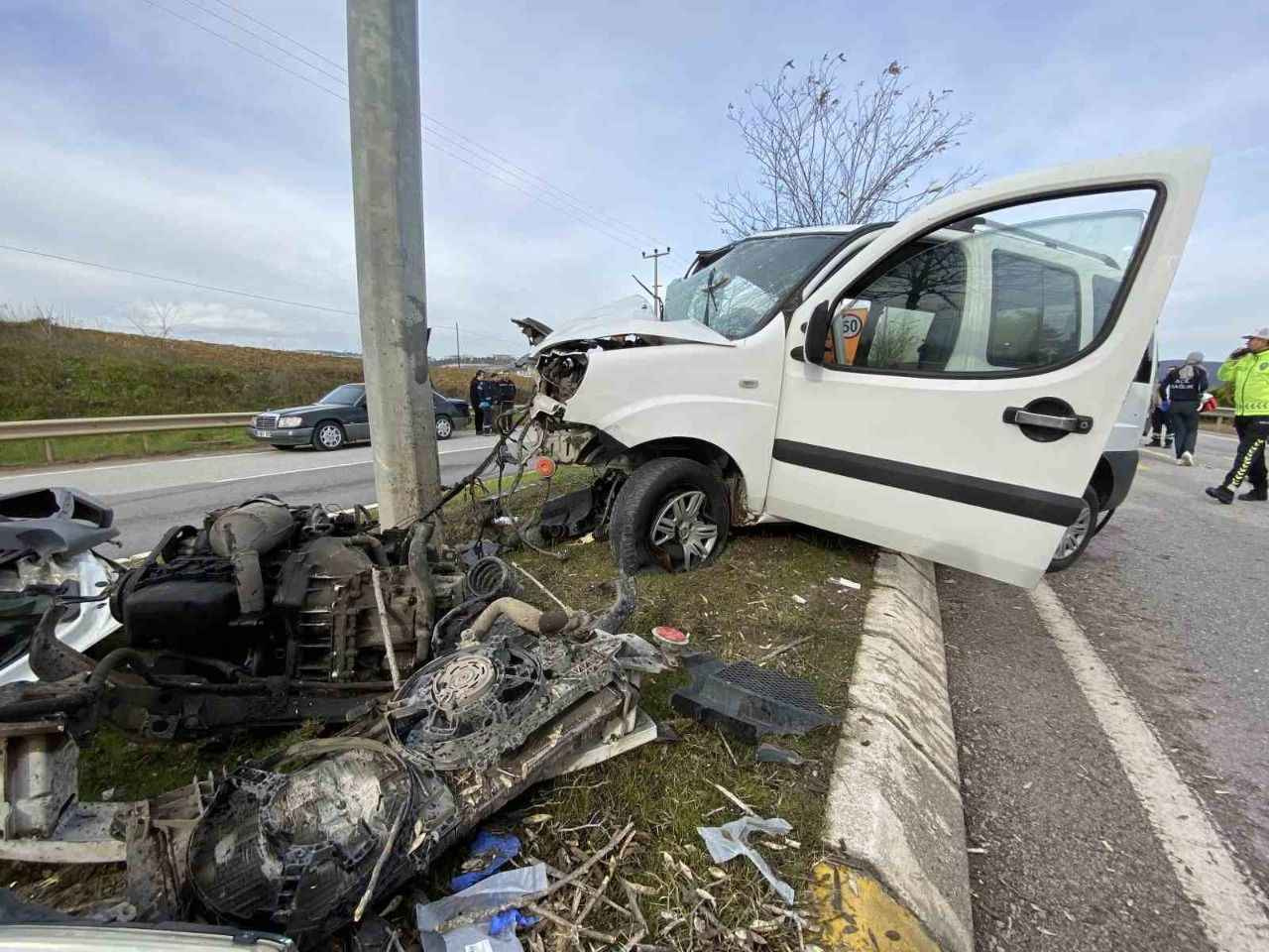 İstanbul’da Direksiyon Başında Fenalaşan Sürücü Direğe Çarptı
