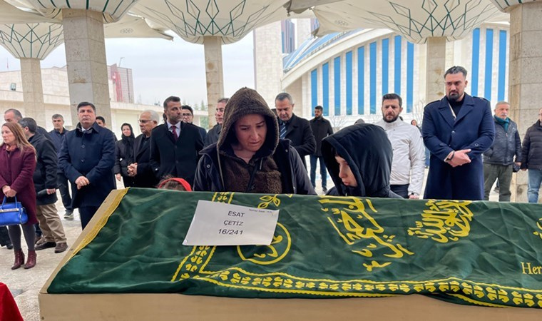 Otel Yangınında Can Veren Aile Toprağa Verildi