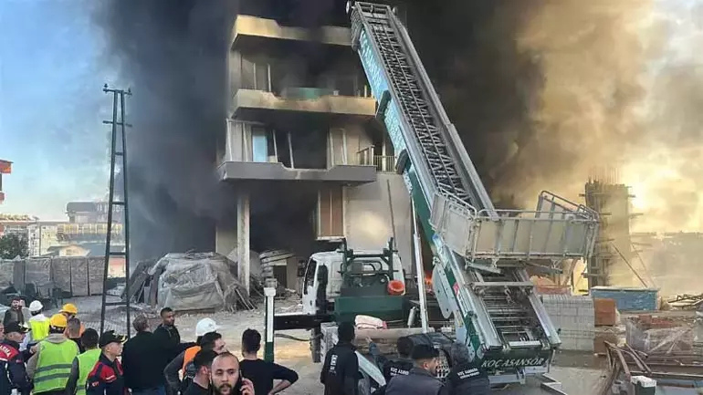 Son Dakika: 9 Katlı Otel İnşaatında Yangın! İşçiler Mahsur Kaldı