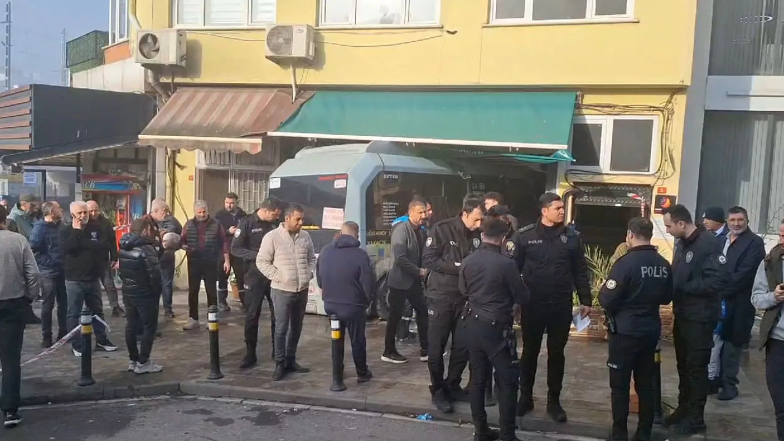 İstanbul Kartal’da Minibüs Berber Dükkanına Girdi: Yaralılar Var