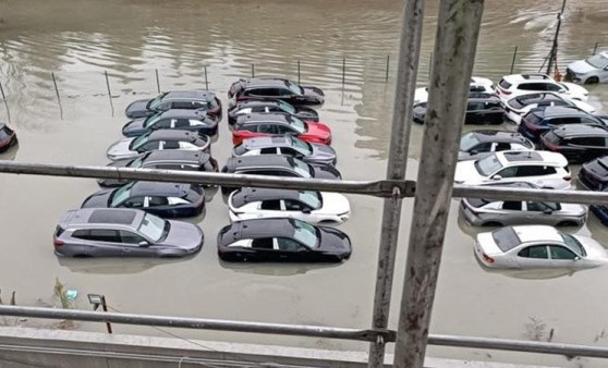 Sarıyer’de Sağanak Yağışın Etkisi: Otoparktaki Sıfır Araçlar Su İçinde Kaldı