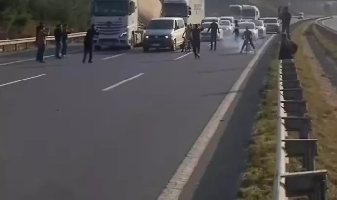 Otoyolu Trafiğe Kapatıp Yarışan 24 Motosikletliye 523 Bin Lira Ceza