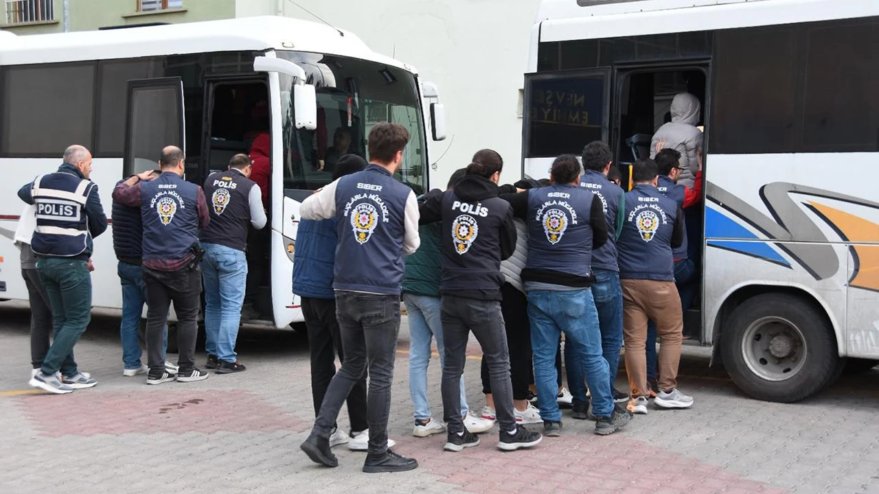İstanbul Merkezli Dolandırıcılık Operasyonu: 5 Milyonluk Vurgun ve 42 Gözaltı