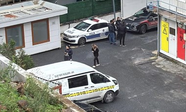 Kağıthane’de Panik Anları! Yokuştan Kayan Otomobil İstinat Duvarına Çarptı: Sürücü Yaralandı