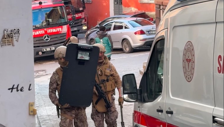 Beyoğlu’nda Hareketli Dakikalar: Boğazına Bıçak Dayayan Şahıs Özel Harekat Ekipleri Tarafından Etkisiz Hale Getirildi