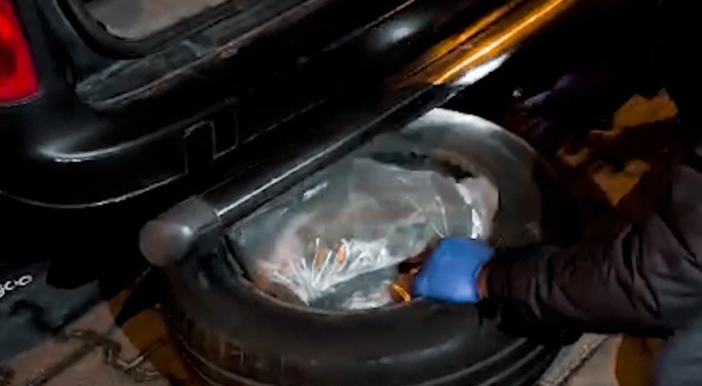 Otomobilin Lastiğine Gizlenmiş 5 Kilo Uyuşturucu Ele Geçirildi: 2 Tutuklama!