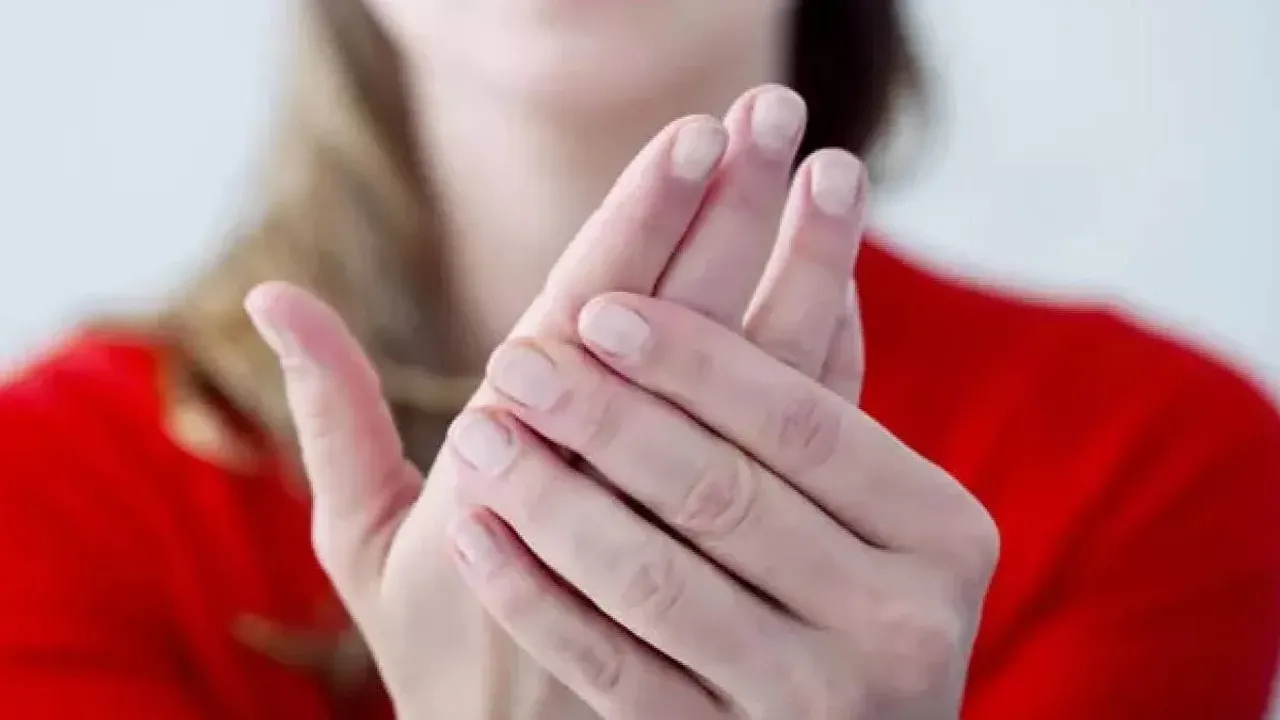 Elleriniz Sürekli Üşüyorsa Dikkat! Raynaud Hastalığının Habercisi Olabilir