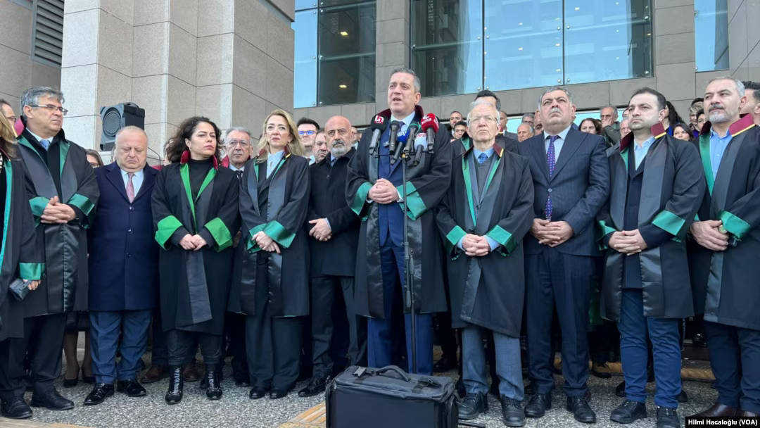 İstanbul Barosu Yönetim Kurulu Üyesi Fırat Epözdemir Gözaltına Alındı: ‘Örgüt Üyeliği’ İddiası