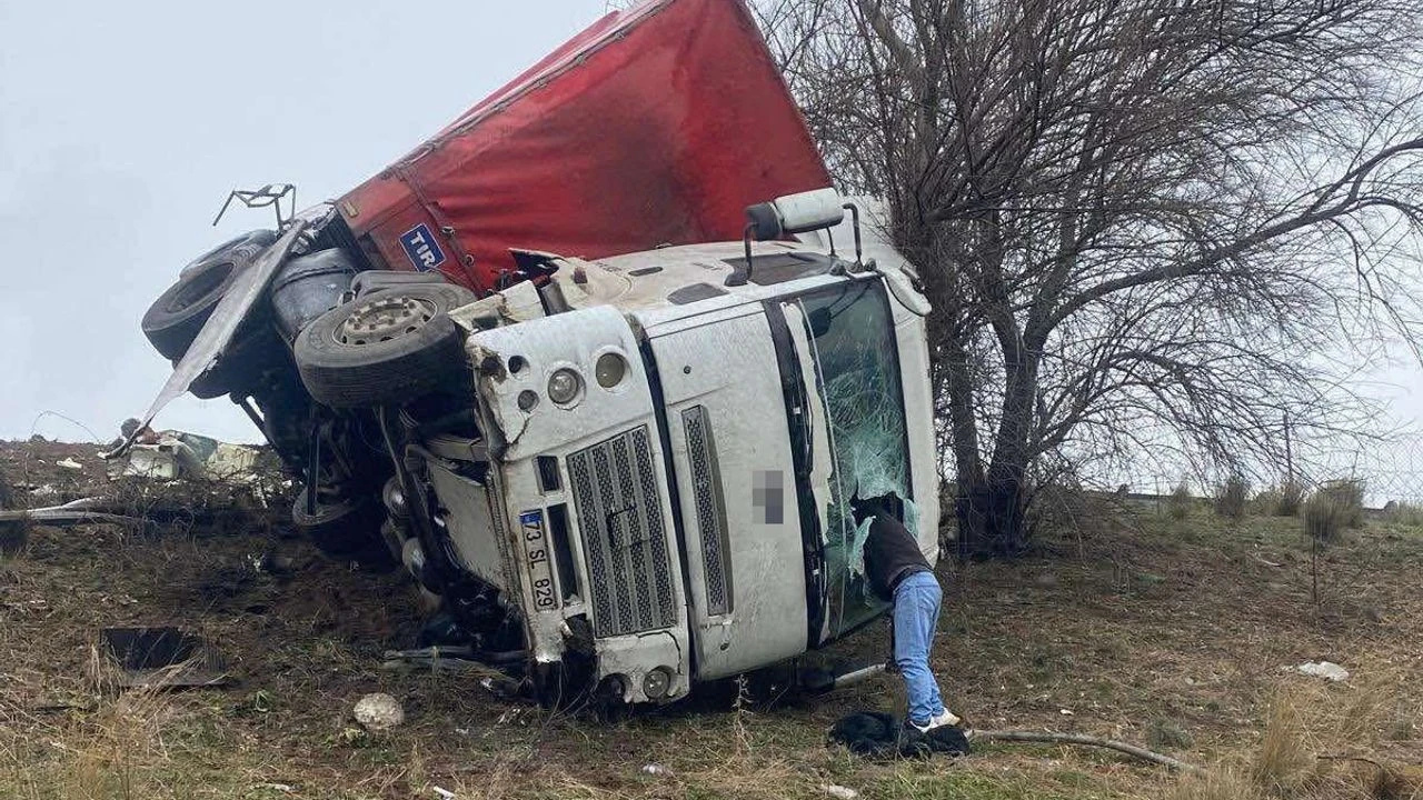 Osmaniye’de Faciadan Dönüldü! Yük Treniyle Hafriyat Kamyonu Çarpıştı: 1 Yaralı