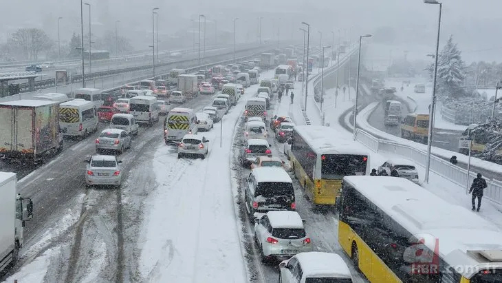 Kar Yağışı İstanbul’u Vurdu! Başakşehir’de İETT Otobüsü Kaza Yaptı