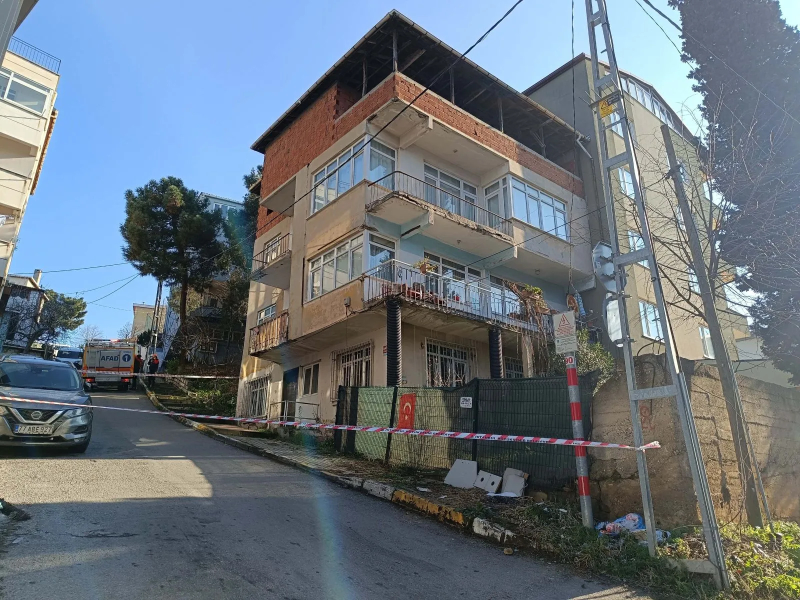 Pendik’te Çatlayan Duvarlar Sebebiyle 3 Katlı Bina Tahliye Edildi