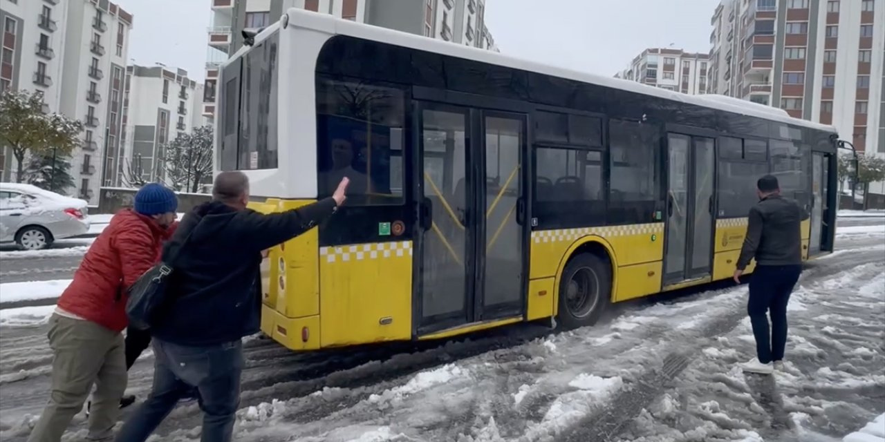 İstanbul’da Kar Yağışı Etkili Oluyor: İETT Otobüsü Yolda Kaldı!