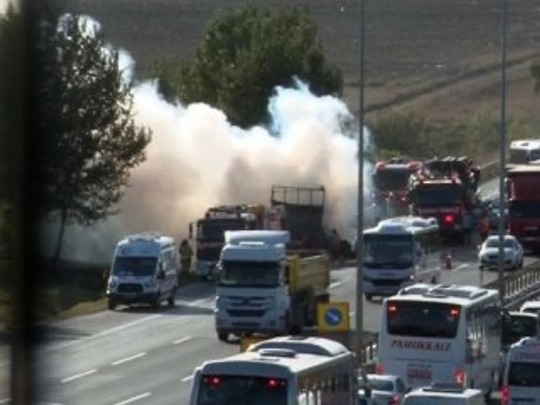 TEM Otoyolu’nda Yanan Cip, Trafiği Kilitledi