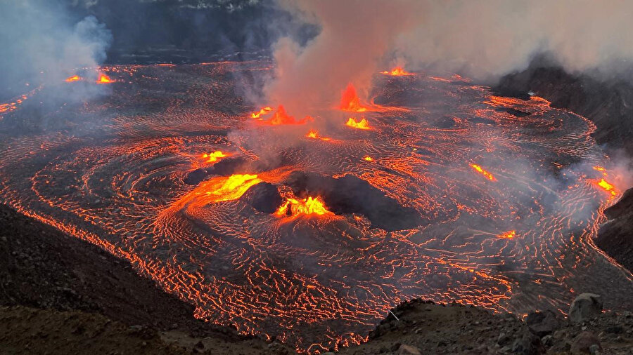Hawaii’de Kilauea Yanardağı Yeniden Lav Püskürttü!