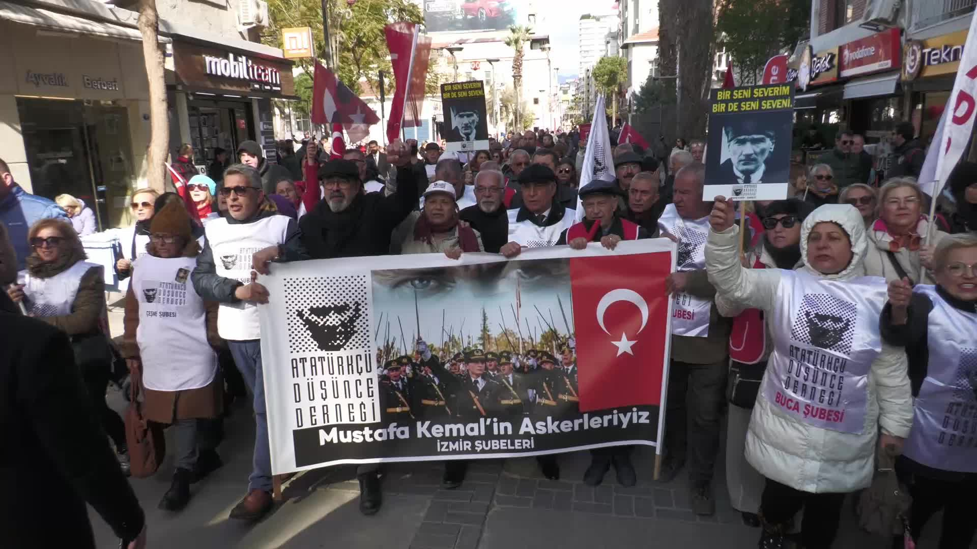 İzmir’de Teğmenlerin İhraç Kararına Protesto: “Evlatlarımızın ve Değerli Komutanlarımızın Yanındayız”