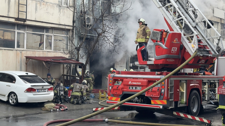 İstanbul’da Yangın Paniği: 6 Kişi Mahsur Kaldı, 2 Saatlik Müdahale Sonrası Yangın Söndürüldü