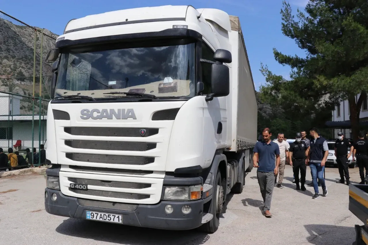Polis Ekipleri Fark Etti: Amasya’da Kaçak Göçmen Taşıyan TIR Şoförü Tutuklandı