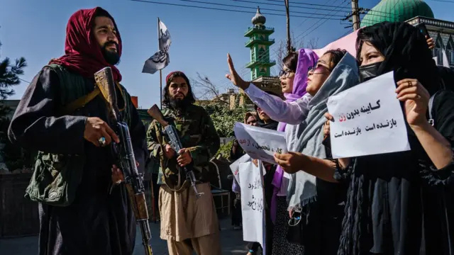 Taliban İktidarında Kadın Hakları Krizi: Dışişleri Bakan Yardımcısı Stanikzai, Eleştiriler Sonrası Ülkesini Terk Etti