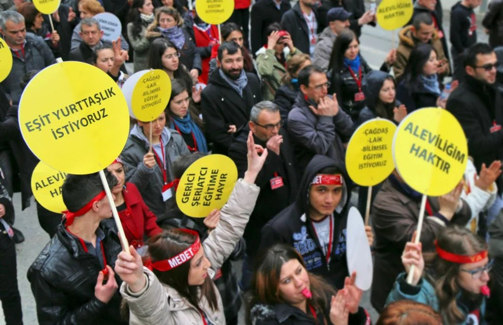 Alevi Örgütlerinden Colani Protestosu: “Taktığı Kravat Elindeki Kanı Kapatmaz”