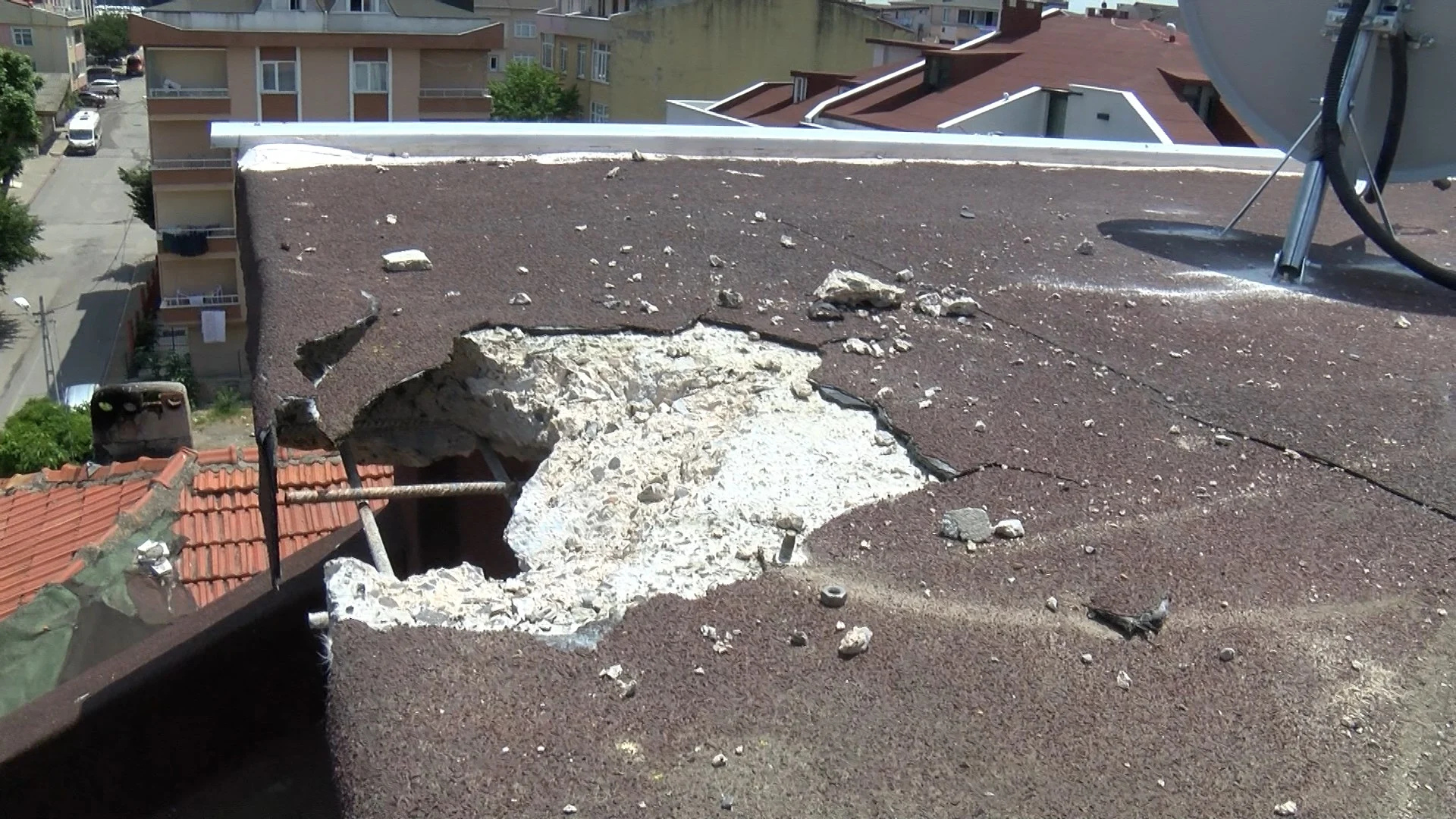İstanbul’da Yıldırım Paniği: 13 Katlı Binanın Çatısına Düştü!