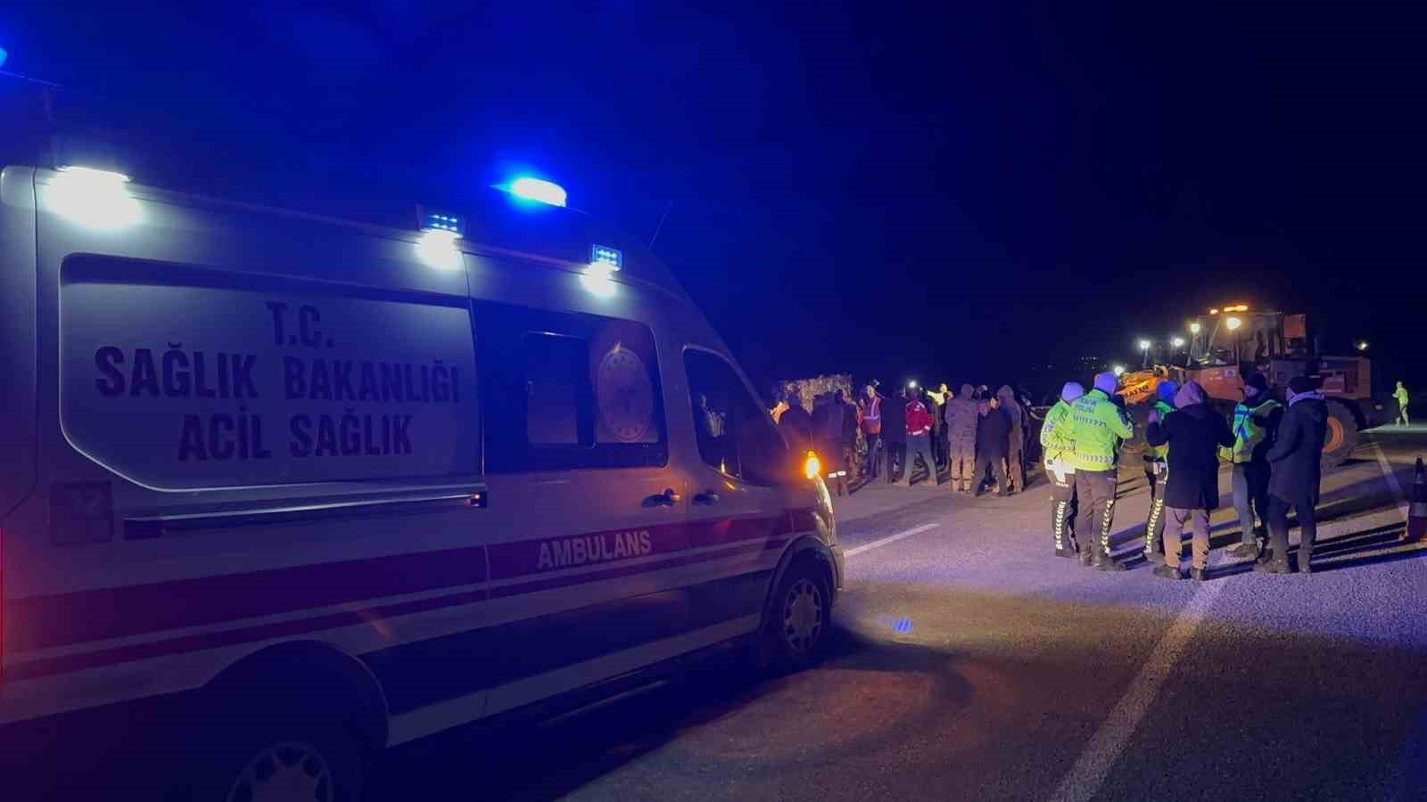 Bitlis’te Kaçak Göçmenleri Taşıyan TIR Devrildi: 1 Ölü, 4 Yaralı