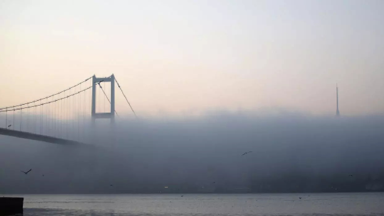 İstanbul Boğazı’nda Sis Nedeniyle Gemi Trafiği Çift Yönlü Olarak Durduruldu