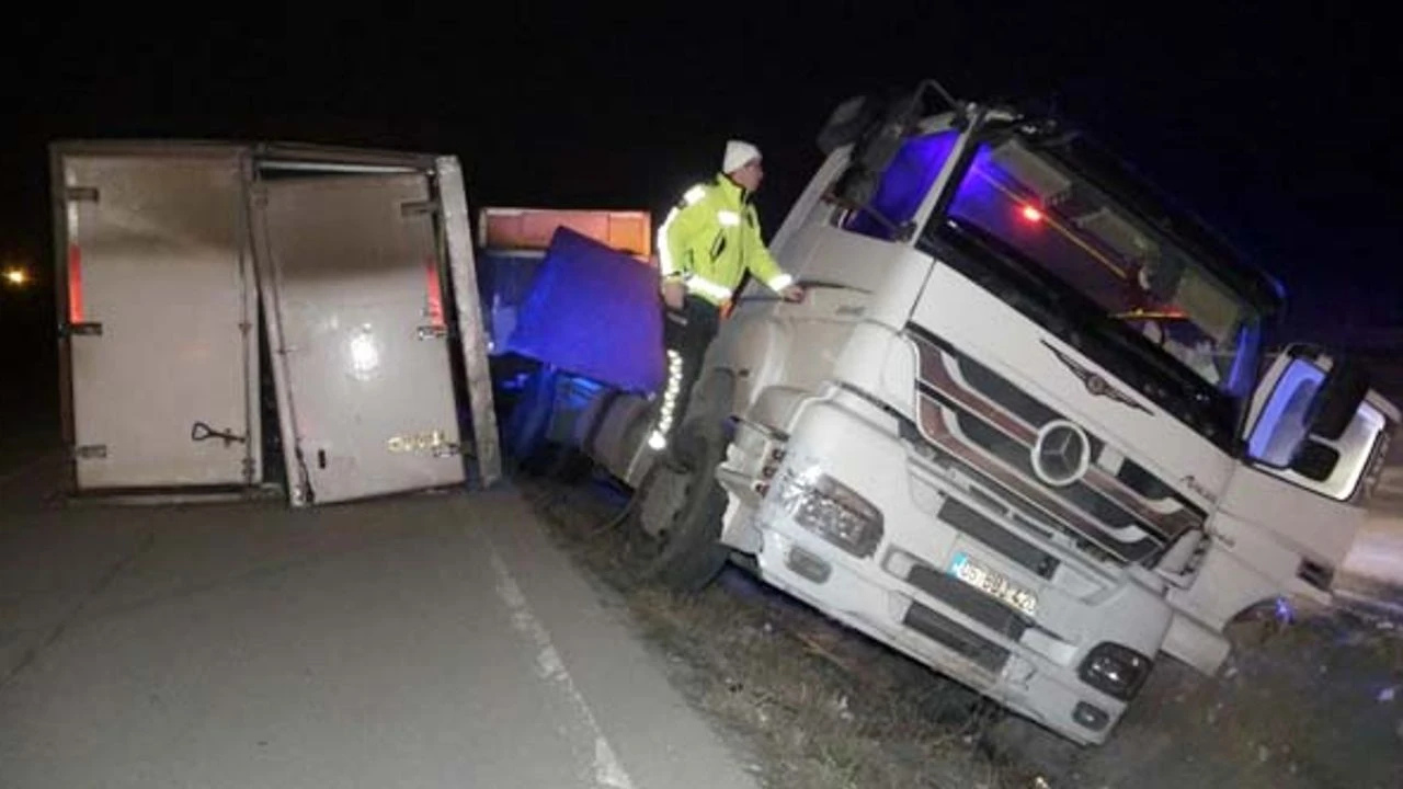 İçecek Yüklü TIR Şarampole Devirdi: Sürücü Yaralandı