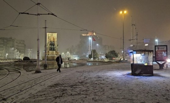 İstanbul Kışa Teslim Oldu: Taksim Meydanı Beyaza Büründü, Kar Keyfi Devam Ediyor