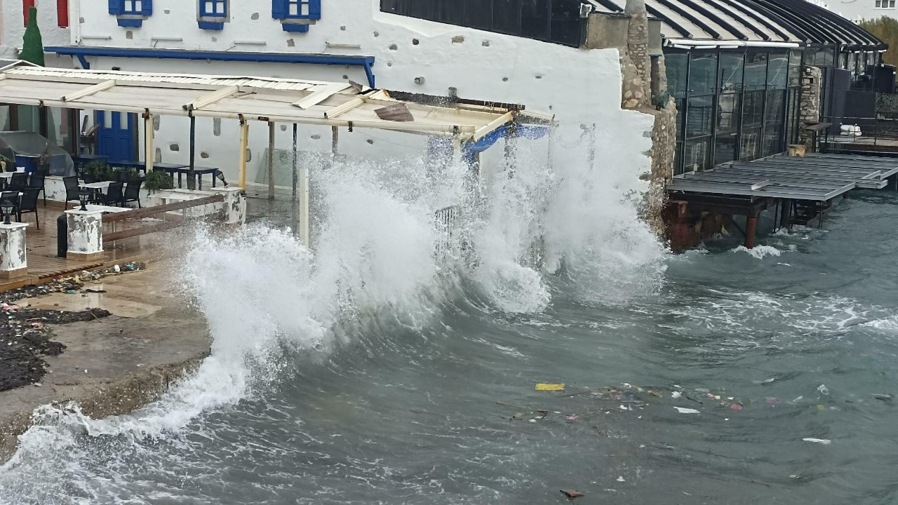 Bodrum’da Fırtına Esareti: Dalga Boyu 3 Metreyi Aştı, Feribot Seferleri İptal Oldu!