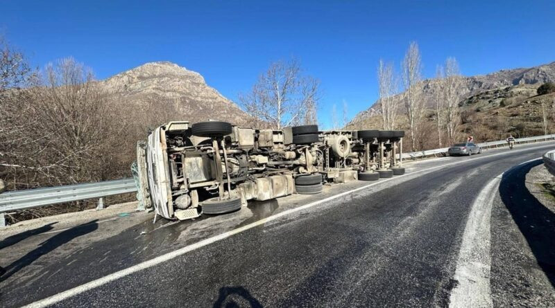 Kuşadası’nda Feci Kaza: Virajı Alamayan Tır Tarlaya Uçtu, 1 Kişi Hayatını Kaybetti