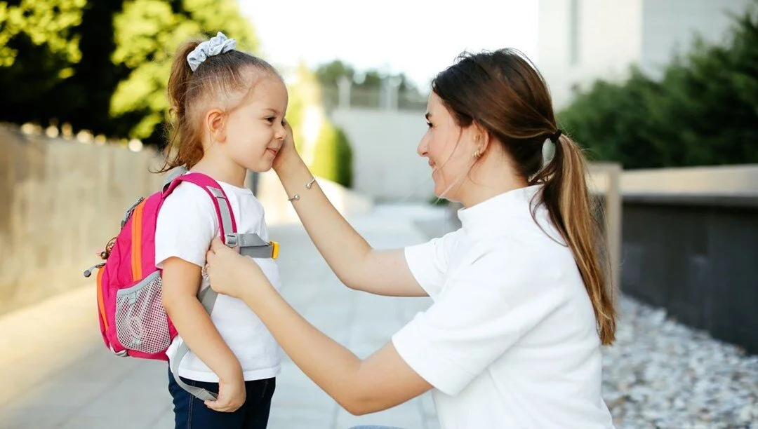 Çocuk Doktorları Uyarıyor: Bu İltifatları Yapmayın, Özgüveni Sarsabilir!