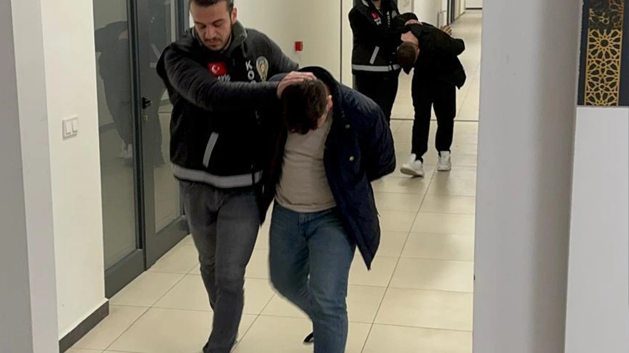 “Polis Kimliğiyle 1 Milyon Liralık Ziynet Eşyası Çalan Çete Çökertildi”