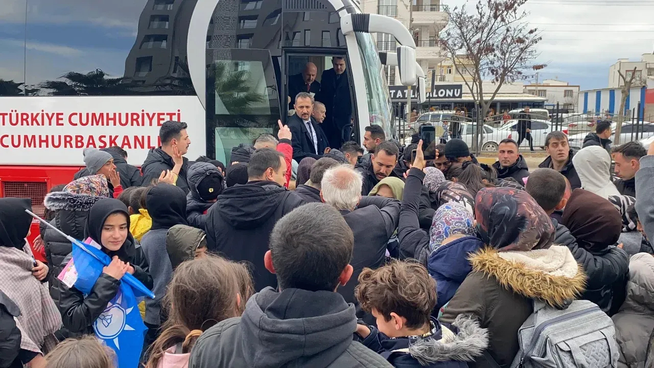 Erdoğan, Adıyaman’da Depremzede Çocuklara Oyuncak TOGG Dağıttı