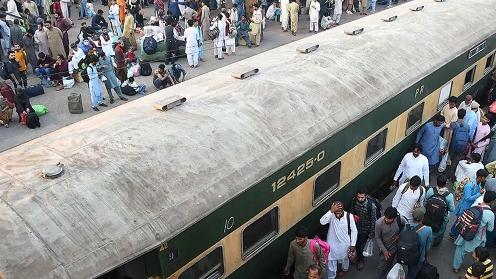 Pakistan’da Tren Saldırısı: 30 Saldırgan Öldürüldü, 10 Kişi Hayatını Kaybetti