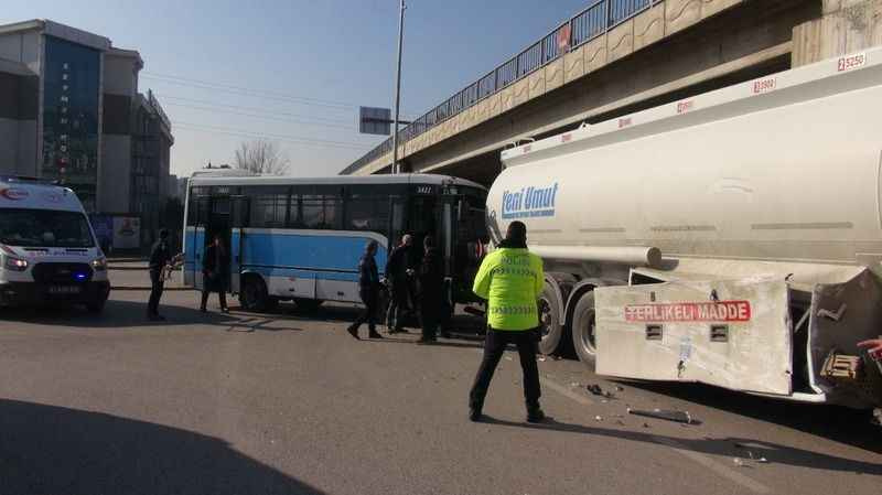 Kocaeli’de Faciadan Dönüldü! Özel Halk Otobüsü ile Kamyonet Çarpıştı: Yaralılar Var