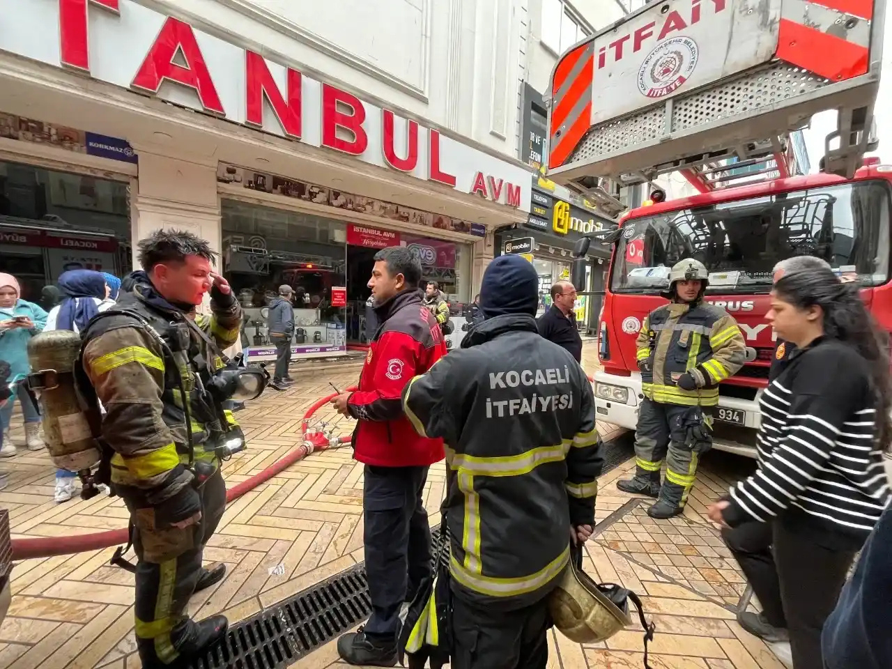 AVM’de yangın paniği! Etrafı duman sardı: 4 kişi hastaneye kaldırıldı