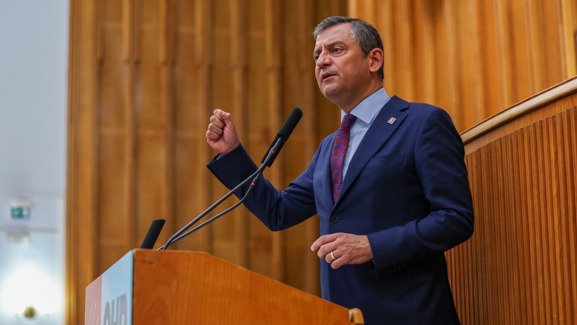 Özgür Özel kürsüden Erdoğan’a seslendi: “Topunun cezasını Gazi’nin partisi kendisi kesecektir!”