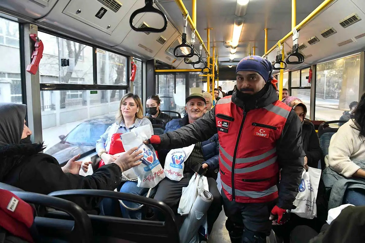 ABB, Trafikteki Yurttaşlara Motokuryelerle Kumanya Dağıtıyor