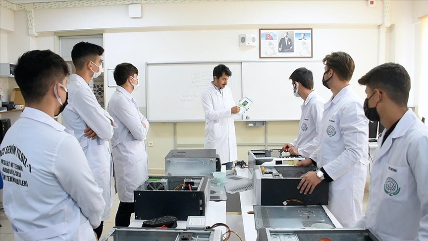 ÇAĞSİAD’dan Mesleki Eğitime Büyük Destek: Mikrodenetleyiciler Laboratuvarı Açıldı