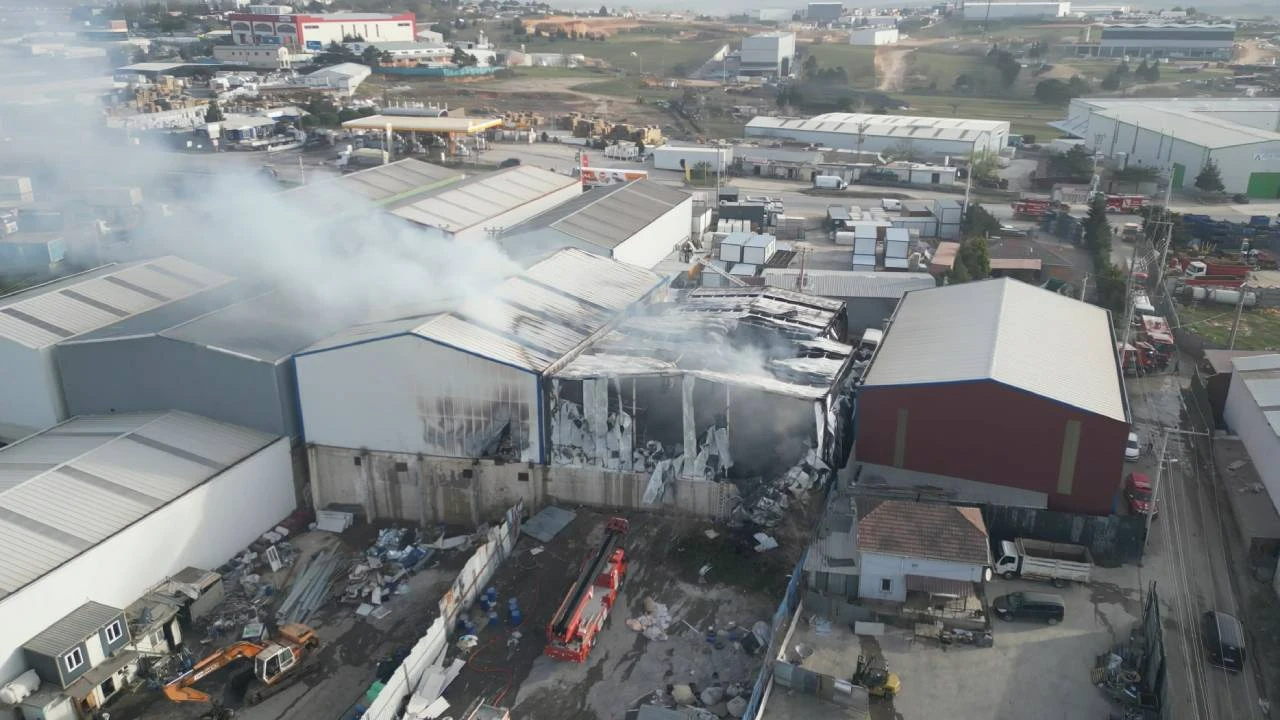 Kocaeli’nde Boya İmalathanesinde Korkutan Yangın