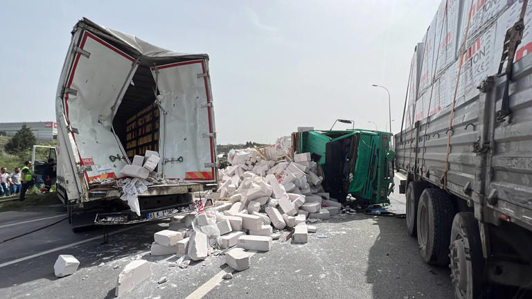 TEM Otoyolu’nda Kamyonet Devrildi: Yol Trafiğe Kapandı
