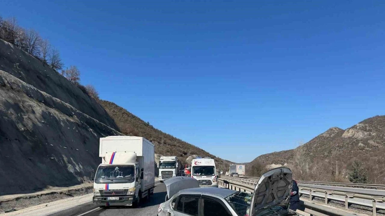 Antalya-Alanya D-400 Karayolu’nda Feci Kaza: Tali Yoldan Çıkan Araca Çarpmamak İçin Bariyerlere Çarptı