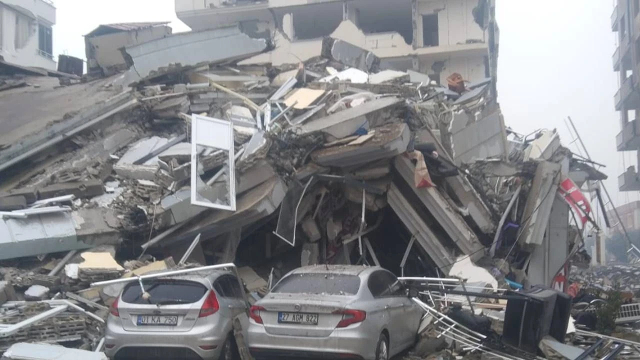 Depremde 19 Kişiye Mezara Olan Akar Apartmanı Davasında Şantiye Şefi Tahliye Edildi