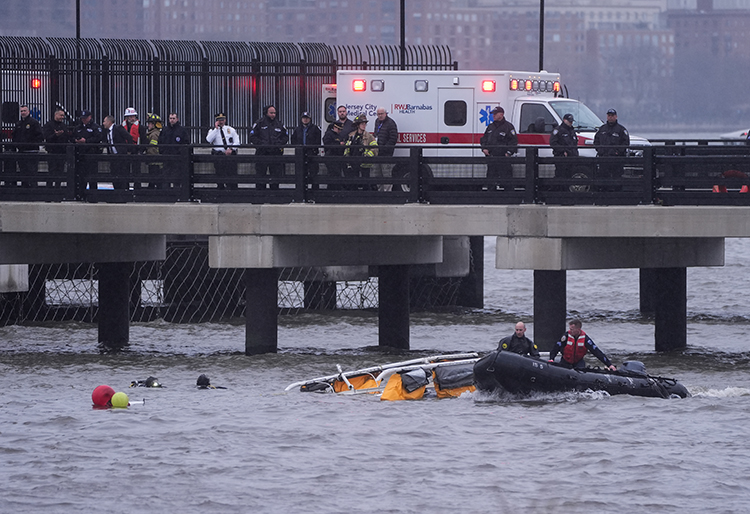 New York’taki Hudson Nehri’ne düşen helikopterde bulunan 6 kişi hayatını kaybetti