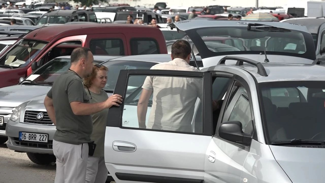 İkinci El Oto Pazarında Bayram Hareketliliği: Satıcı da Alıcı da Memnun