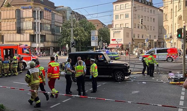 Stuttgart’ta Araç Kalabalığın Arasına Daldı: 3’ü Ağır 8 Yaralı